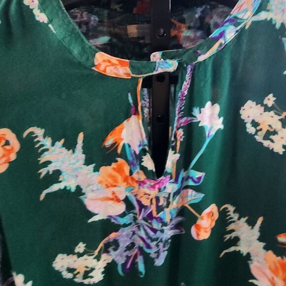 WORLD MARKET Beautiful Floral Top - Picture 3 of 11